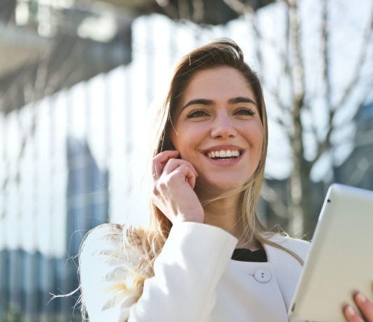 Un zâmbet luminos cu o albire profesională laser