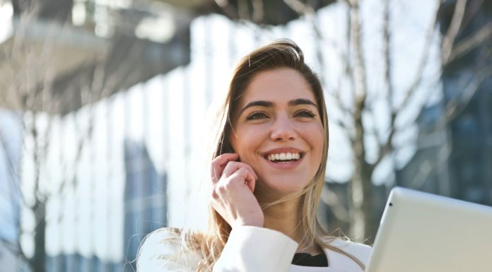 Un zâmbet luminos cu o albire profesională laser