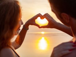 Cum să-ți surprinzi iubita într-un mod romantic? 3 idei deosebite