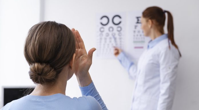 Craiova este un oraș vibrant din România, care oferă numeroase opțiuni pentru cei care caută servicii de îngrijire a vederii. Dacă te afli în căutarea unui magazin de optică în Craiova care să îți ofere servicii profesioniste și produse de înaltă calitate, ai ajuns în locul potrivit! Găsește cel mai bun magazin de optică în Craiova Atunci când îți dorești să îți verifici vederea sau să îți achiziționezi ochelari noi, este esențial să te adresezi unui magazin de optică de încredere. În Craiova, poți găsi diverse opțiuni, însă este important să te orientezi către un magazin de optică în Craiova care oferă servicii personalizate și produse de calitate superioară. De exemplu, Lensa este unul dintre cele mai renumite magazine de optică din Craiova, care pune accent pe satisfacția clienților prin intermediul serviciilor excelente și al gamei variate de produse. În plus, poți beneficia de experiența profesionistă a opticienilor lor și de consiliere personalizată pentru a găsi cele mai potrivite soluții pentru nevoile tale de vedere. Beneficiază de testarea gratuită a vederii în Craiova În Craiova, mulți furnizori de servicii optice oferă posibilitatea unei testări gratuite a vederii pentru clienți. Această ofertă nu doar încurajează oamenii să își verifice vederea mai des, ci și să trateze prevenția în mod responsabil. Lensa, spre exemplu, este un astfel de magazin care oferă teste de vedere gratuite, astfel beneficiezi de testarea vederii gratuit în Craiova. Ei utilizează echipamente moderne și tehnici precise pentru a evalua acuitatea vizuală. Prin intermediul acestei oferte, clienții pot afla rapid și comod informații despre starea lor de vedere, fără a investi financiar în acest proces. Opticienii lor experimentați sunt întotdeauna disponibili să răspundă întrebărilor tale și să îți ofere sfaturile de care ai nevoie pentru a face cea mai bună alegere în ceea ce privește îngrijirea vederii tale. Descoperă experiența unică a examinării vederii în Craiova Atunci când decizi să îți faci o examinare a vederii în Craiova, vei fi întâmpinat de o experiență care se remarcă prin profesionalism și atenție la detalii. Magazinele de optică din Craiova se străduiesc să ofere clienților lor nu doar servicii de calitate, ci și o experiență plăcută și relaxantă. De exemplu, Lensa este recunoscut pentru ambientul său prietenos și pentru atmosfera relaxată pe care o creează pentru clienți. Aici, poți să te simți confortabil și în siguranță în timp ce îți verifici vederea și îți selectezi lentilele sau ochelarii potriviți. Experții lor în optică sunt mereu disponibili să răspundă întrebărilor tale și să îți ofere consultanța de care ai nevoie pentru a face cea mai bună alegere în materie de îngrijire a vederii. Inovație și tehnologie în examinarea vederii Descoperă cum tehnologia de vârf și inovațiile din domeniul opticii îți pot oferi o experiență unică în Craiova, pentru o evaluare precisă a sănătății ochilor tăi. La Lensa, consulturile optometrice sunt realizate de către optometriști specializați, care utilizează cele mai avansate tehnologii și aparatură de ultimă generație pentru a asigura o evaluare completă și precisă a vederii tale. În timpul consultului optometric, vei fi ghidat printr-o serie de teste și evaluări, folosind aparatura de top precum dioptronul, care măsoară automat și cu mare precizie dioptriile pacientului, lensmetrul, folosit pentru identificarea și verificarea dioptriilor și distanței pupilare a lentilelor de ochelari, și optotipul, un panou pe care sunt proiectate teste de vedere. Această aparatură asigură o determinare precisă a nevoilor tale de corecție optică, oferindu-ți astfel cele mai potrivite soluții pentru îngrijirea vederii tale. Deși consultul optometric durează aproximativ 15 minute, este o etapă esențială în asigurarea sănătății ochilor tăi. Optometriștii îți vor oferi sfaturi profesioniste legate de igiena oculară, alegerea ochelarilor sau lentilelor potrivite și te vor îndruma către pașii următori în îngrijirea vederii tale. Prin urmare, Craiova oferă diverse opțiuni pentru cei care caută servicii de examinare a vederii și achiziționarea de produse optice. Alegerea unui magazin de optică de încredere, precum Lensa, poate face diferența în ceea ce privește sănătatea și confortul tău vizual.