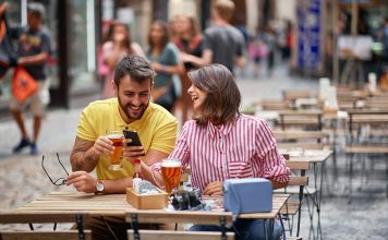 Praga pentru iubitorii de bere: cele mai bune tururi și activități pentru a savura berea cehă